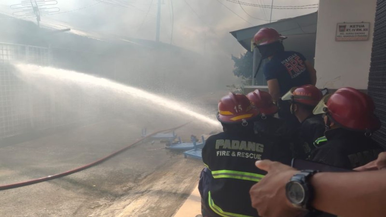 Petugas Dinas Pemadam Kebakaran berupaya memadamkan api yang meliputi rumah warga di Jalan Payakumbuh, Kota Padang, Provinsi Sumatera Barat, Kamis siang (25/5/2023). (ANTARA/HO Damkar Padang)
