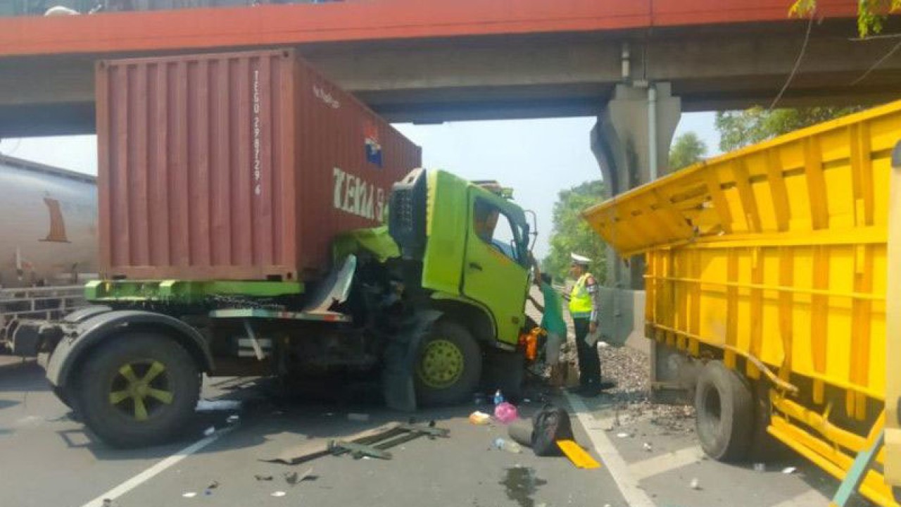 Kecelakaan lalu lintas (laka lantas) terjadi antara kendaraan truk trailer dengan truk coltdiesel di KM 29.400 A Tol Cikupa Tangerang-Merak yang diduga akibat sopir mengantuk. (Azmi)