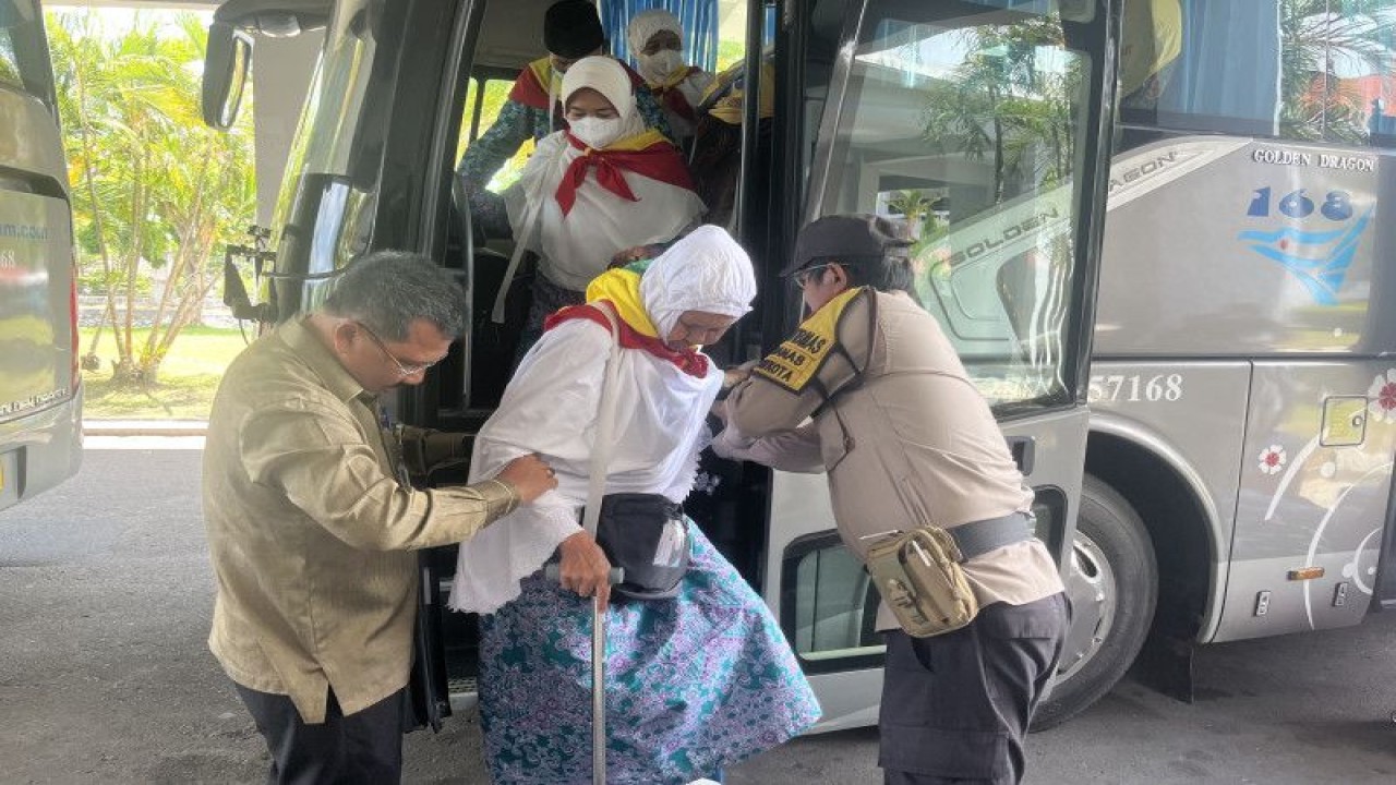 Kedatangan JCH asal Kabupaten Karimun di asrama haji Embarkasi Hang Nadim Batam, Kepuluan Riau (23/5/2023) (FOTO ANTARA/Jessica)