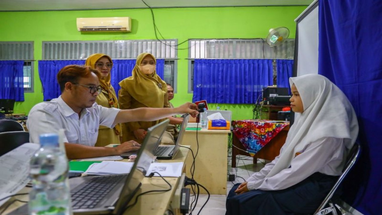 Petugas melakukan perekaman data untuk pembuatan Kartu Identitas Anak (KIA) di Kota Kediri, Provinsi Jawa Timur. (ANTARA/ HO-Pemkot Kediri)