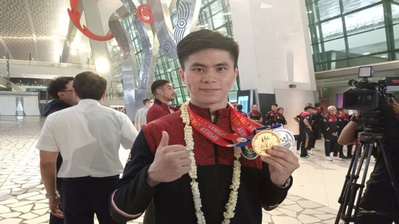 Atlet wushu Indonesia Edgar Xavier Marvelo berpose setelah mengikuti upacara penyambutan atlet SEA Games di Bandara Soekarno-Hatta, Tangerang, Sabtu (13/5/2023). (ANTARA/RAUF ADIPATI)