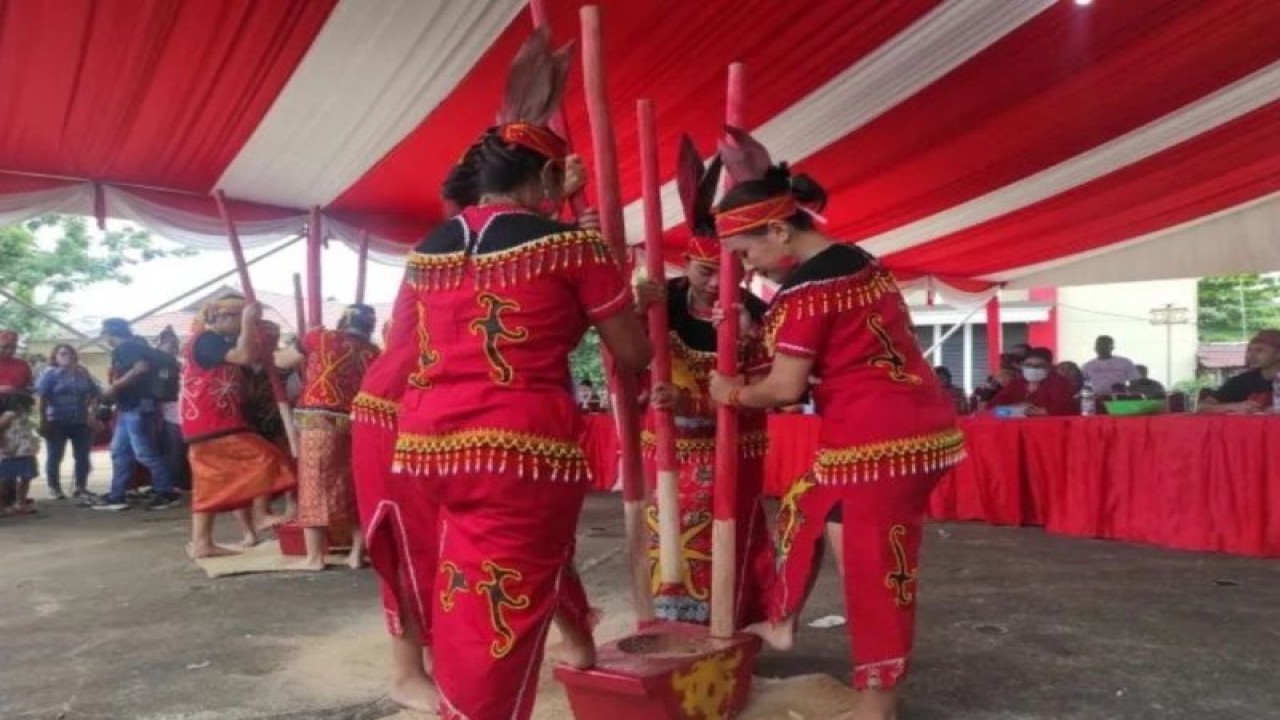 Kegiatan lomba menumbuk padi Pekan Gawai Dayak 2022 lalu. ANTARA/Septian