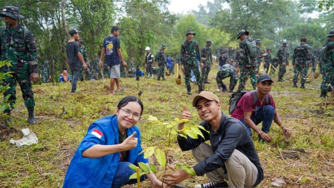 Kegiatan penanaman bibit pohon di wilayah Kecamatan Baguala, Kota Ambon, Provinsi Maluku, Jumat (12/5/2022). (ANTARA/DedyAzis)