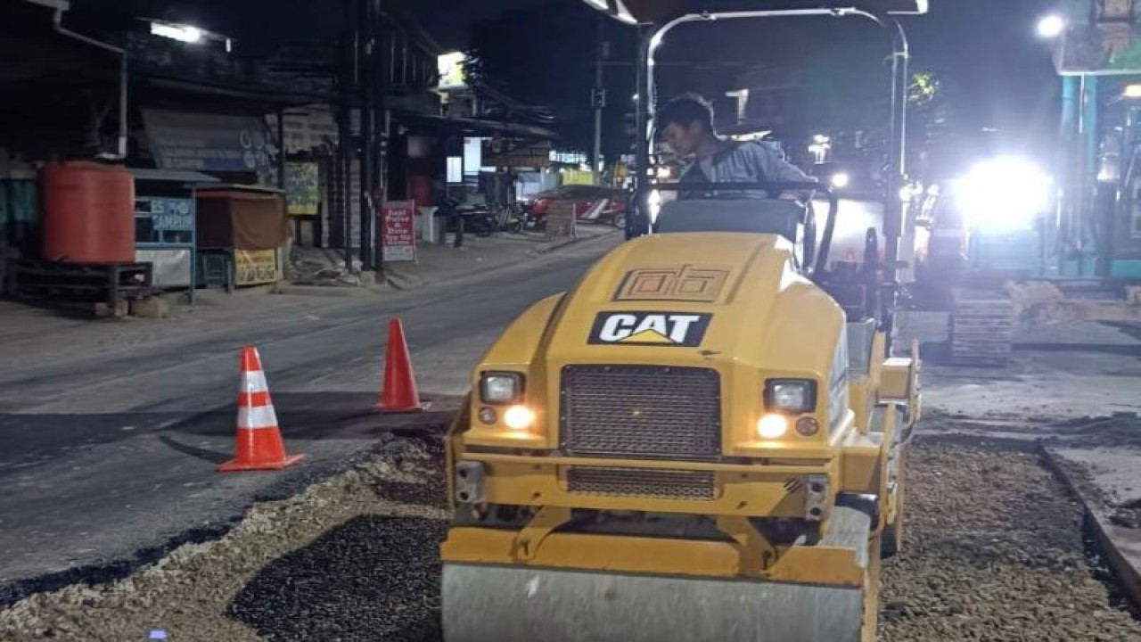 Kegiatan pengaspalan jalan yang dilakukan PT Pertagas di Kota Balikpapan, Kaltim. ANTARA/HO-PT Pertagas
