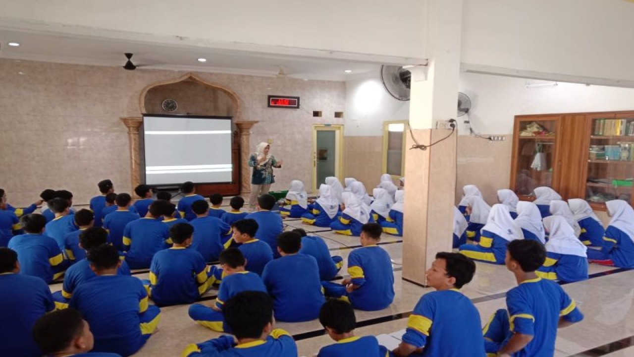 Kegiatan sosialisasi dinamika remaja (sosdir) digelar di MTSS Plus Himmatun Ayat, Kelurahan Petemon, Kecamatan Sawahan, Kota Surabaya, Senin (22/5/2023). (ANTARA/HO-Diskominfo Surabaya)