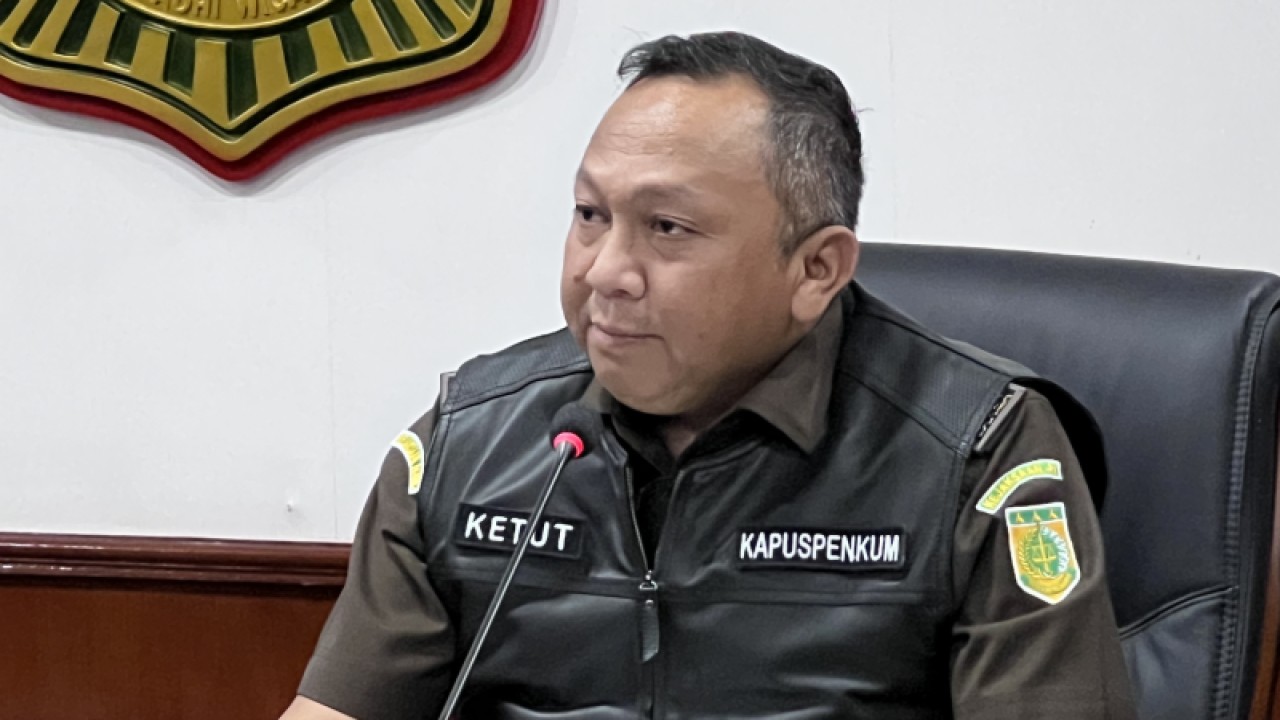 Kapuspenkum Kejagung Ketut Sumedana ketika memberi keterangan kepada wartawan di Press Room Puspenkum Kejaksaan Agung, Jakarta, Senin (13/3/2023). (ANTARA/Putu Indah Savitri)