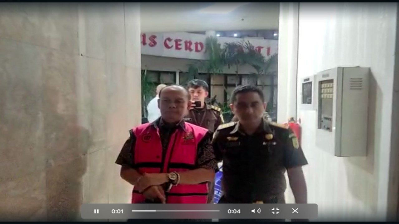 Penyidik Jampidsus Kejagung menetapkan seorang tersangka perintangan penyidikan perkara dugaan tindak pidana korupsi pekerjaan pembangunan Tol Jakarta-Cikampek II berinisial IBN, Senin (15/5/2023). (ANTARA/HO-Puspenkum Kejaksaan Agung)