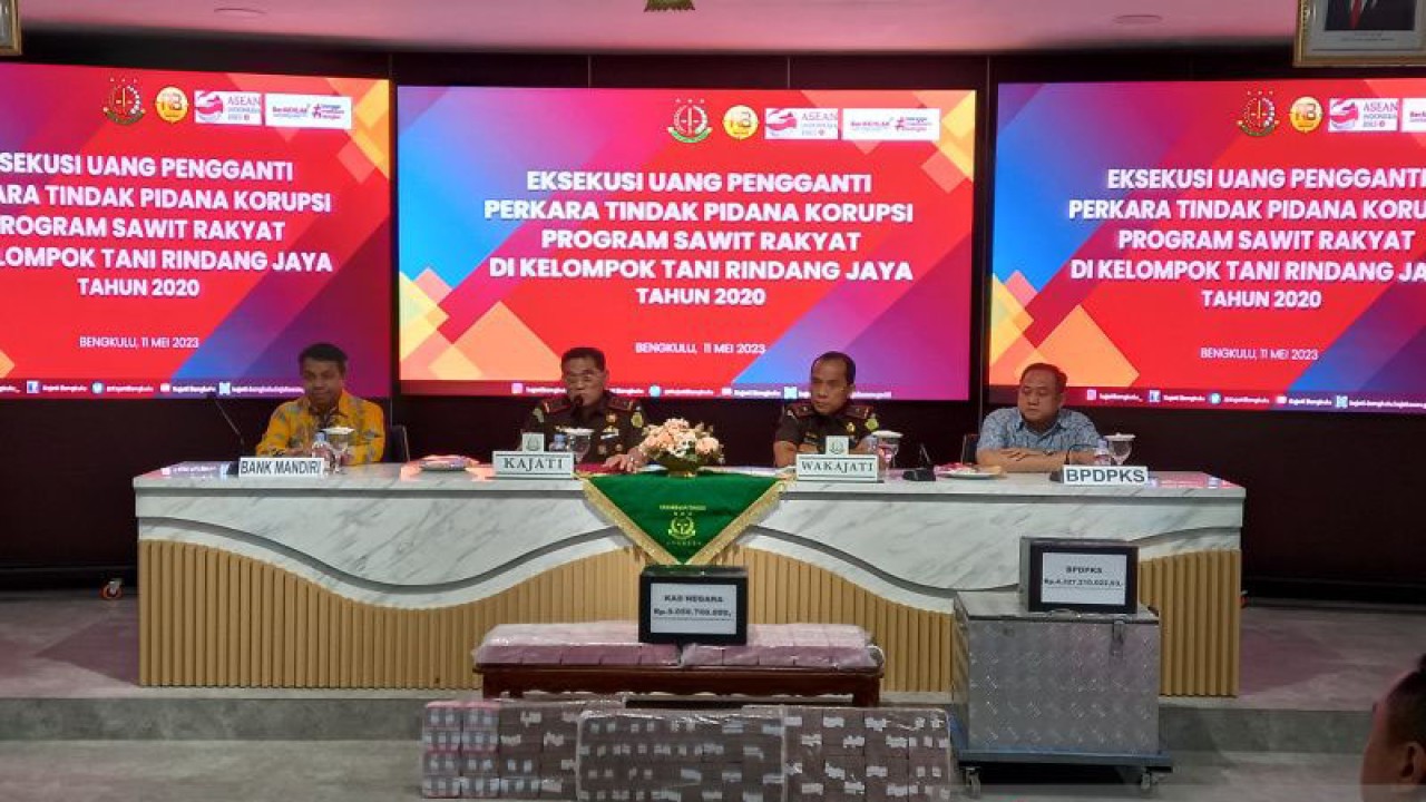 Kepala Kejaksaan Tinggi Bengkulu Heri Jerman saat menyerahkan dana kerugian negara atas kasus korupsi peremajaan kelapa sawit, di Bengkulu, Kamis (11/5/2023). ANTARA/Anggi Mayasari