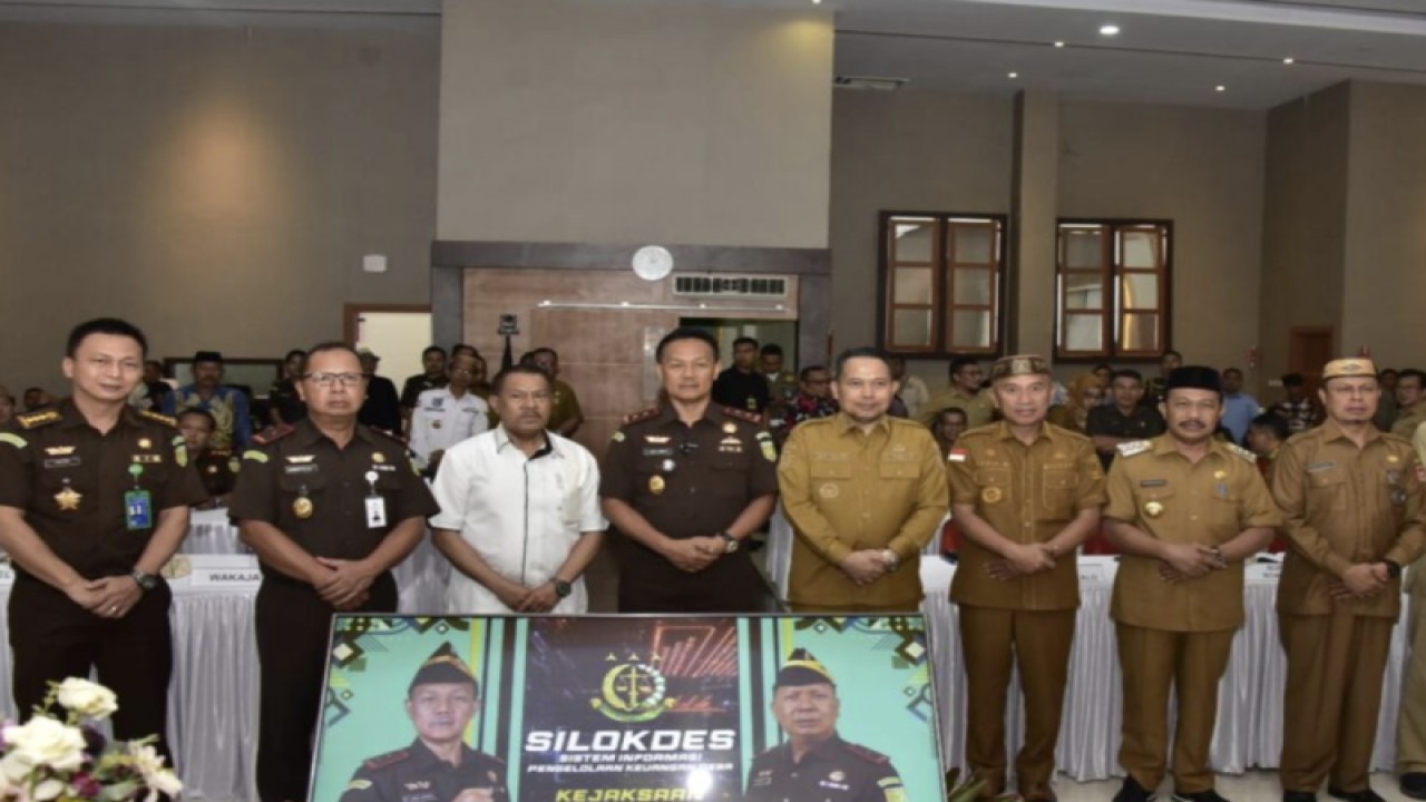 Kepala Kejaksaan Tinggi Gorontalo Purwanto Joko Irianto, Penjabat Gubernur Gorontalo Ismail Pakaya dan Ketua DPRD Provinsi Gorontalo Paris RA Yusuf berfoto bersama pada peluncuran aplikasi sistem informasi pengelolaan keuangan desa (silokdes) di Kabupaten Gorontalo, Gorontalo. (ANTARA/HO)