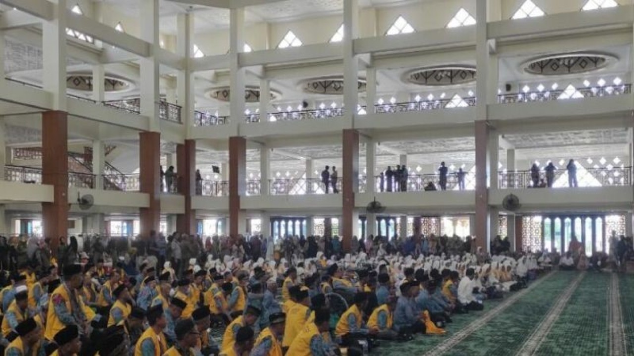 Jamaah calon haji saat berkumpul dan dilepas pemberangkatan oleh Wali Kota Rahmad Mas'ud di Masjid Islamic Center Balikpapan, Kamis (25/5/2023). ANTARA/HO-Kemenag Balikpapan.