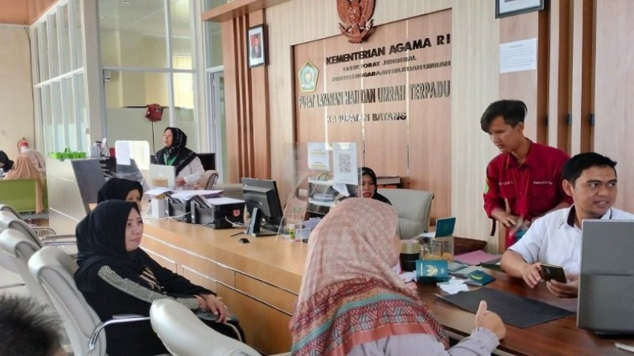 Sejumlah calon haji sedang membayar pelunanasan biaya perjalanan ibadah haji di Kementeria Agama Kabupaten Batang, Selasa (9/5). (ANTARA/HO-Humas Kabupaten Batang)
