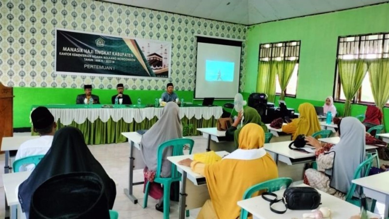 Kepala Kantor Kemenag Kabupaten Bolmong, Sulut, Shabri Makmur Bora, saat paparan pada kegiatan manasik haji di Bolmong, Ahad (21/5/2023). FOTO ANTARA/Nancy L Tigauw.