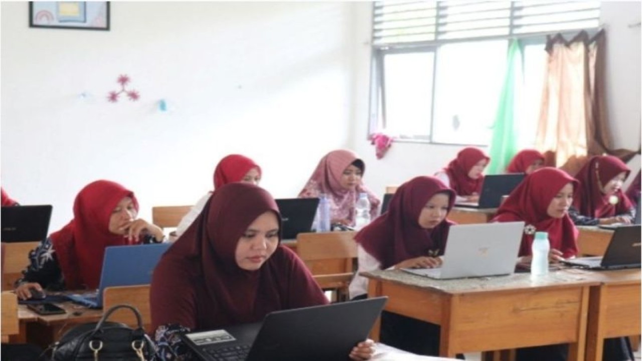 Guru-guru PAI di Hulu Sungai Selatan (HSS) pemetaan kompetensi online di SMA Negeri 1 Kandangan, HSS, Kalimantan Selatan, Rabu (10/5/2023). PK diselenggarakan Kemenag HSS melalui DPD AGPAII HSS. (ANTARA/HO-Diskominfo HSS)