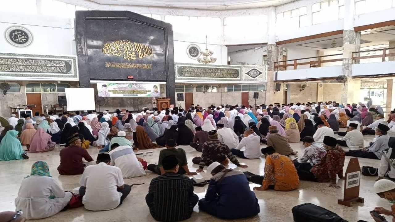 Ratusan calon haji asal Kota Mataram, Provinsi Nusa Tenggara Barat, mengikuti kegiatan bimbingan manasik haji yang dilaksanakan Kantor Kementerian Agama (Kemenag) Kota Mataram di Masjid Raya Attaqwa Mataram, Rabu (10/5-2023). (ANTARA/Nirkomala)