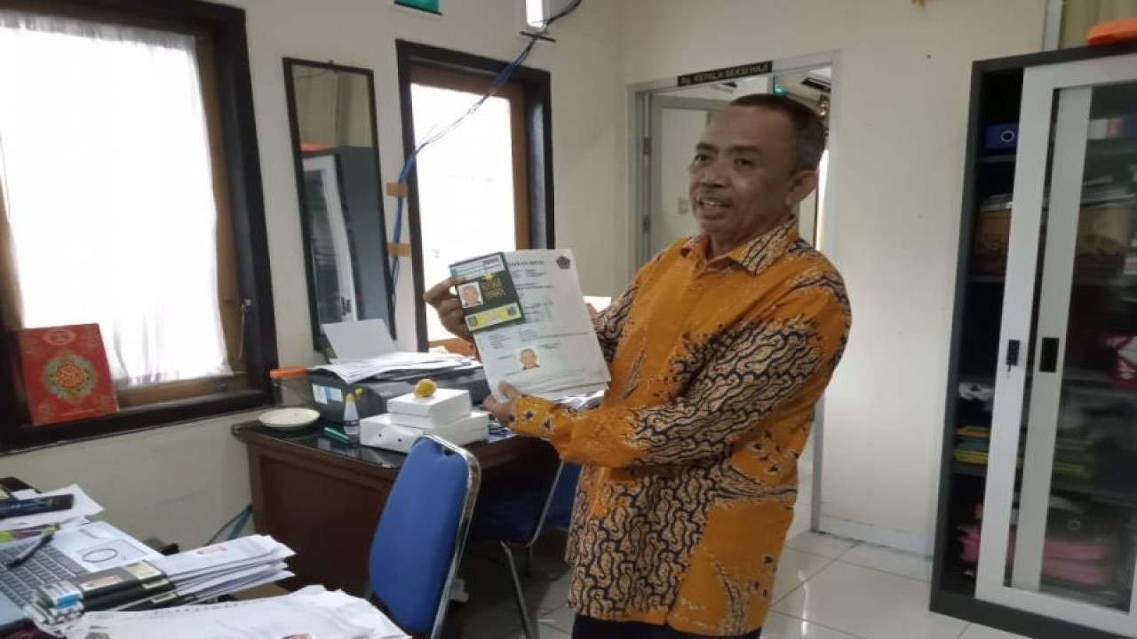 Kepala Seksi (Kasi) Penyelenggaraan Haji dan Umrah Kantor Kementerian Agama Kota Mataram H Kasmi menunjukkan dokumen calon haji musim haji 2023  yang sudah rampung, Jumat (12/5/2023) (FOTO ANTARA/Nirkomala)