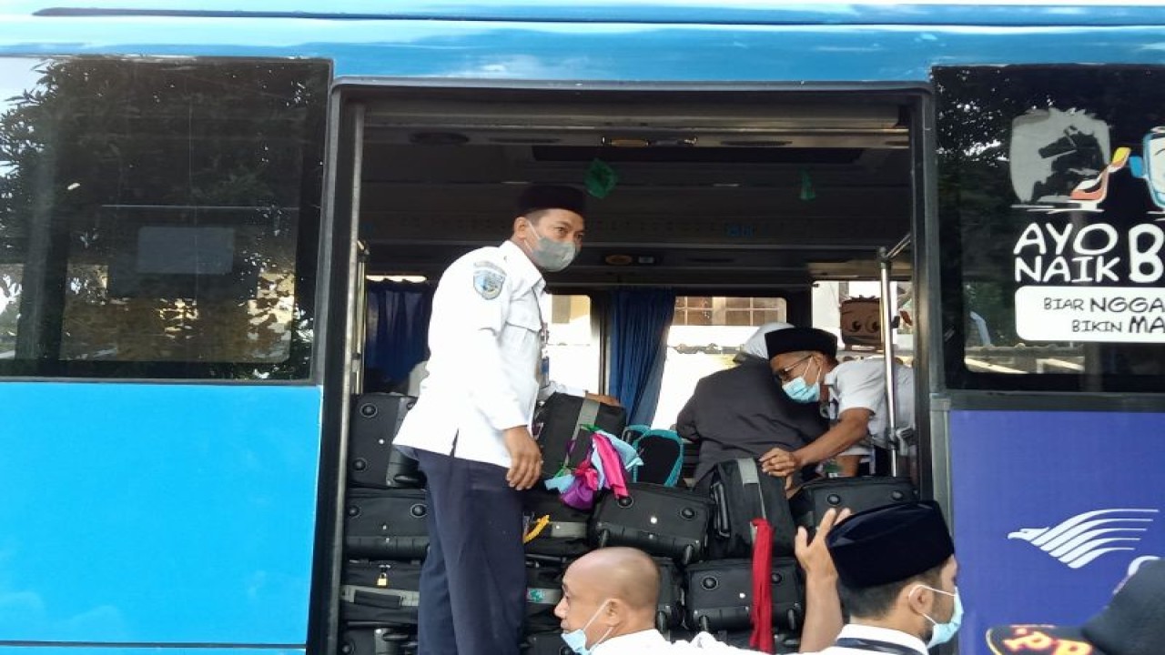 FOTO ARSIP - Pemberangkatan jamaah calon haji asal Kota Mataram, Provinsi Nusa Tenggara Barat tahun 2022, menggunakan bus menuju Asrama Haji Embarkasi Lombok di Jalan Lingkar Selatan Kota Mataram. (FOTO ANTARA/Nirkomala)