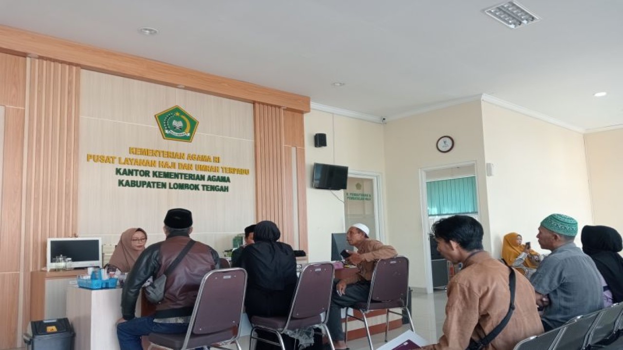 Para calon haji saat melakukan pelunasan Bipih di Kantor Kementerian Agama Kabupaten Lombok Tengah, Nusa Tenggara Barat (ANTARA/Akhyar)