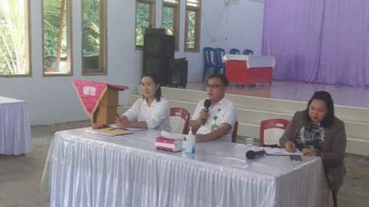Kepala Seksi Bimas Kristen Kemenag Sulawesi Utara Chrestian Rumengan saat memberikan arahan kepada penyuluh agama Kristen, di Sulut, Rabu (17/5/2023). ANTARA/Nancy L Tigauw.