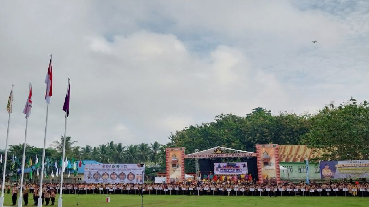 Sebanyak 1.200 mahasiswa PTK mengikuti pembukaan Perkemahan Wirakarya Nasional yang diselenggarakan oleh Kemenag di IAIN Gorontalo, Senin (22/5/2023). (ANTARA/Muhammad Hajiji)