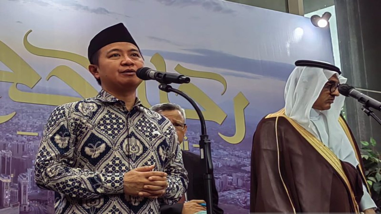 Direktur Jenderal Penyelenggaraan Haji dan Umrah Kemenag Hilman Latief (kiri) dan Dubes Arab Saudi untuk Indonesia Faisal Abdullah H. Amodi (kanan) dalam konferensi seusai peluncuran film dokumenter haji di Gedung Kemenag, Jakarta, Rabu (10/5/2023). (ANTARA/Asep Firmansyah)