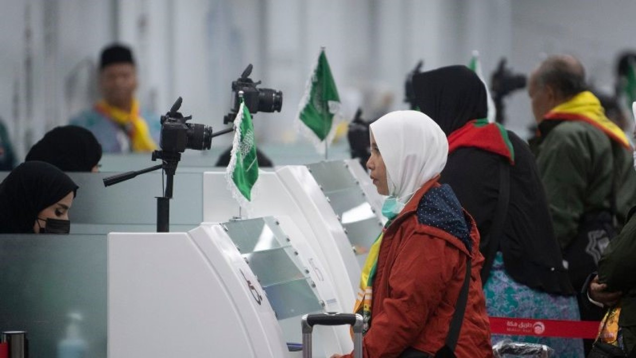 Sejumlah peserta haji melakukan jalur cepat pemeriksaan dokumen di Bandara Soekarno-Hatta Tangerang, Banten, Rabu (24/5/2023). (ANTARAFOTO/Wahyu Putro)