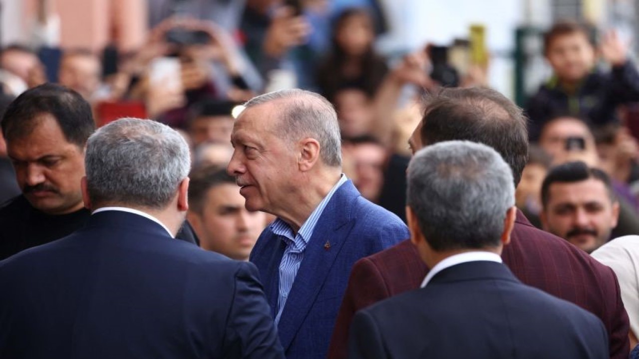 Presiden Turki Tayyip Erdogan bersiap untuk memberikan suaranya, di luar tempat pemungutan suara saat putaran kedua pemilihan presiden di Istanbul, Turki, Sabtu (28/5/2023). ANTARA FOTO/Reuters-Hannah McKa/hp.​​​​​​​