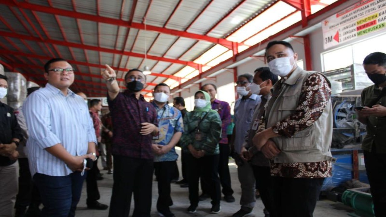 Wali Kota Denpasar I Gusti Ngurah Jaya Negara saat mendampingi Dirjen Bina Pembangunan Daerah Kementerian Dalam Negeri Restuardy Daud mengunjungi TPST Kesiman Kertalangu, Denpasar, Selasa (23/5/2023). ANTARA/HO-Pemkot Denpasar.