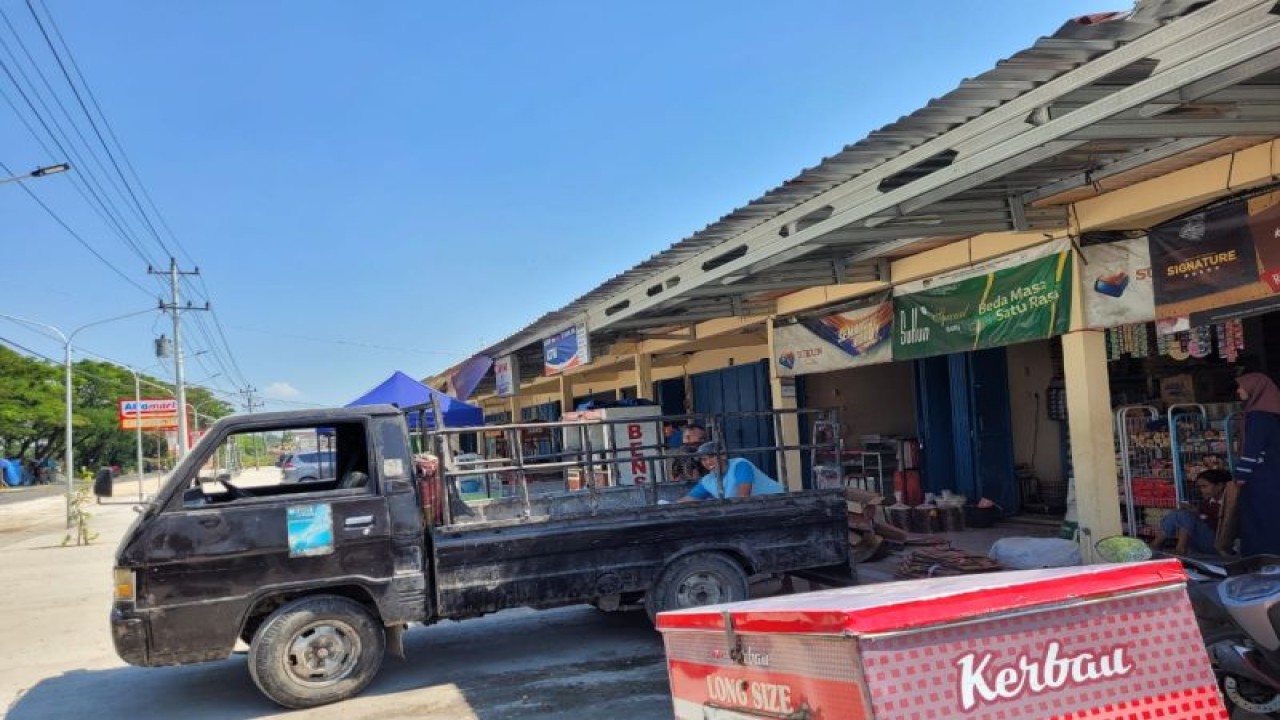 Kios Desa Ngraji, Kecamatan Purwodadi, Kabupaten Grobogan, Jawa Tengah yang dibangun dari pendapatan asli desa (PADes). (ANTARA/HO-Kemendes PDTT)