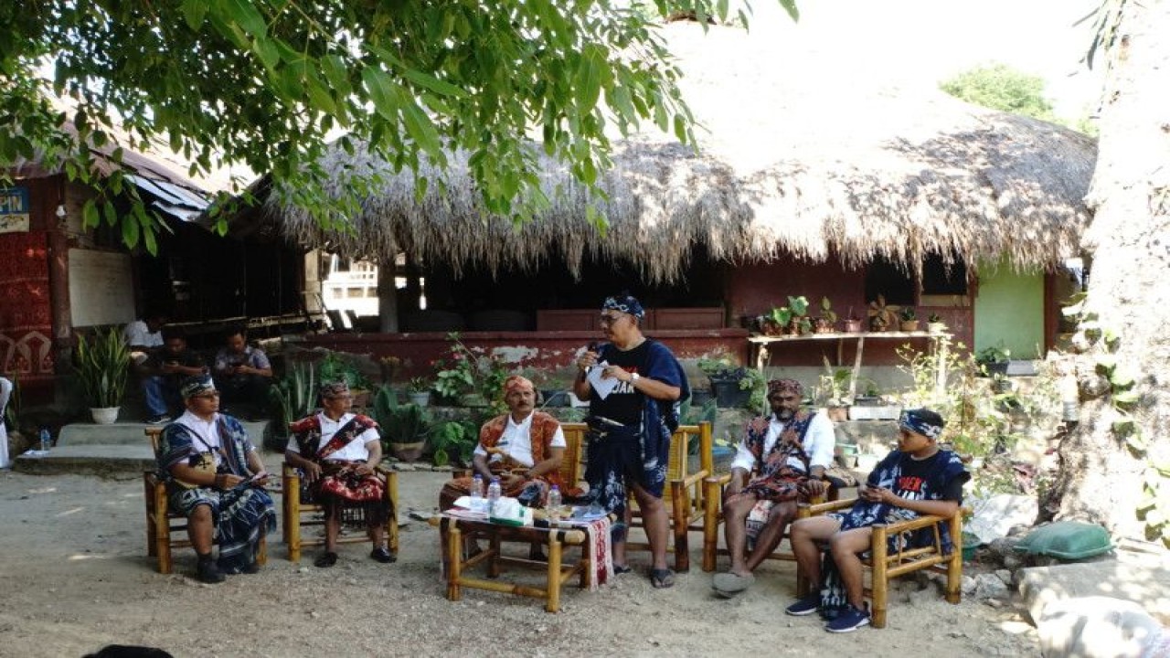 Direktur Kepercayaan Terhadap Tuhan Yang Maha Esa dan Masyarakat Adat Kemendikbudristek Sjamsul Hadi (baju hitam) ketika berkunjung ke Kampung Raja Prailiu, Sumba Timur, NTT, Rabu (24/5/2023). (ANTARA/HO-Kemendikbudristek)