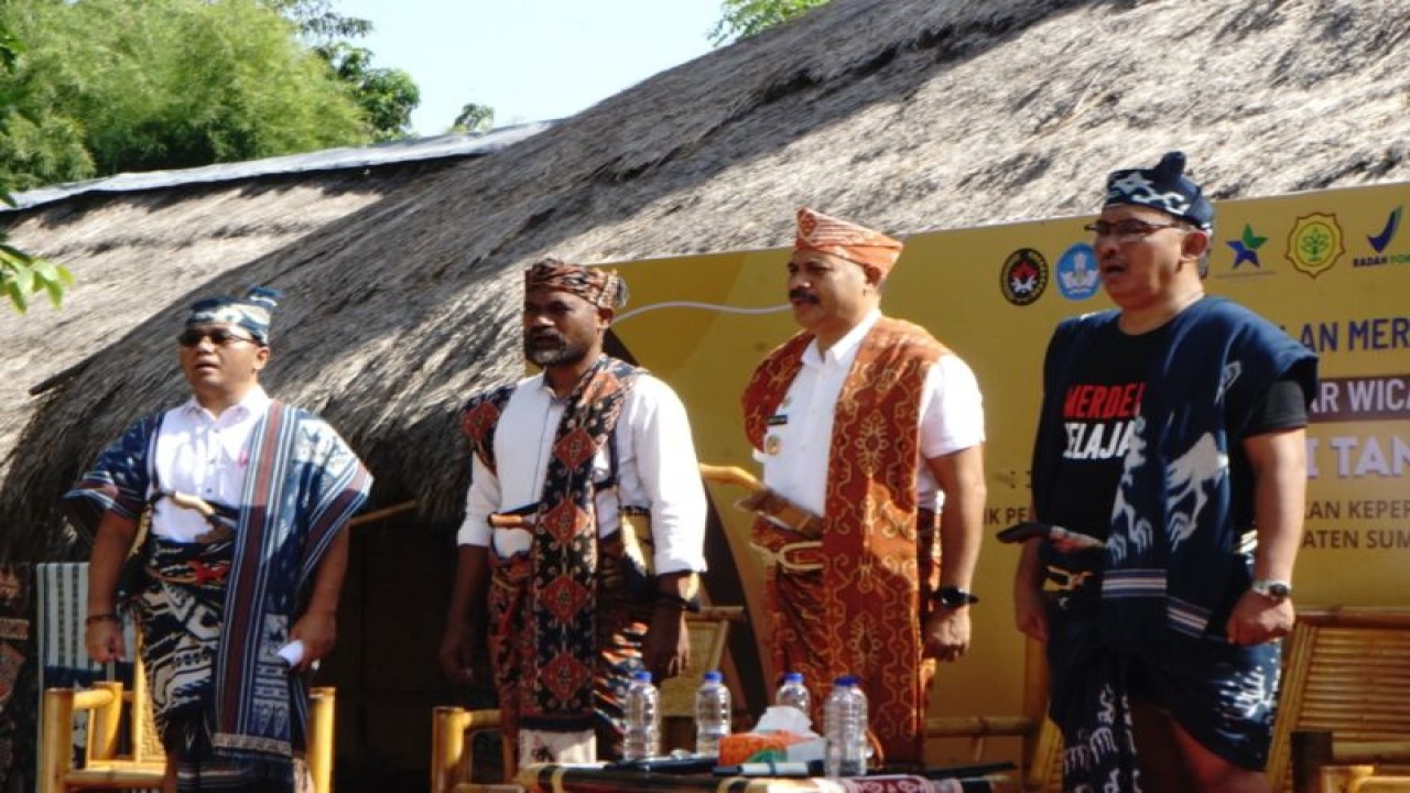 Direktur Kepercayaan Terhadap Tuhan Yang Maha Esa dan Masyarakat Adat Kemendikbudristek Sjamsul Hadi (baju hitam) ketika berkunjung ke Kampung Raja Prailiu, Sumba Timur, NTT, Kamis (25/5/2023). (ANTARA/HO-Kemendikbudristek)