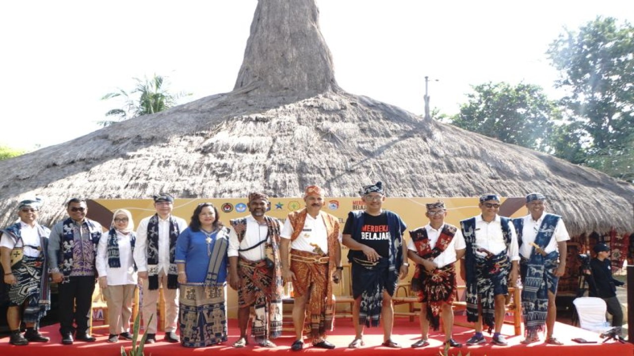 Direktur Kepercayaan Terhadap Tuhan Yang Maha Esa dan Masyarakat Adat Kemendikbudristek Sjamsul Hadi (baju hitam) ketika berkunjung ke Kampung Raja Prailiu, Sumba Timur, NTT, Kamis (25/5/2023). (ANTARA/HO-Kemendikbudristek)