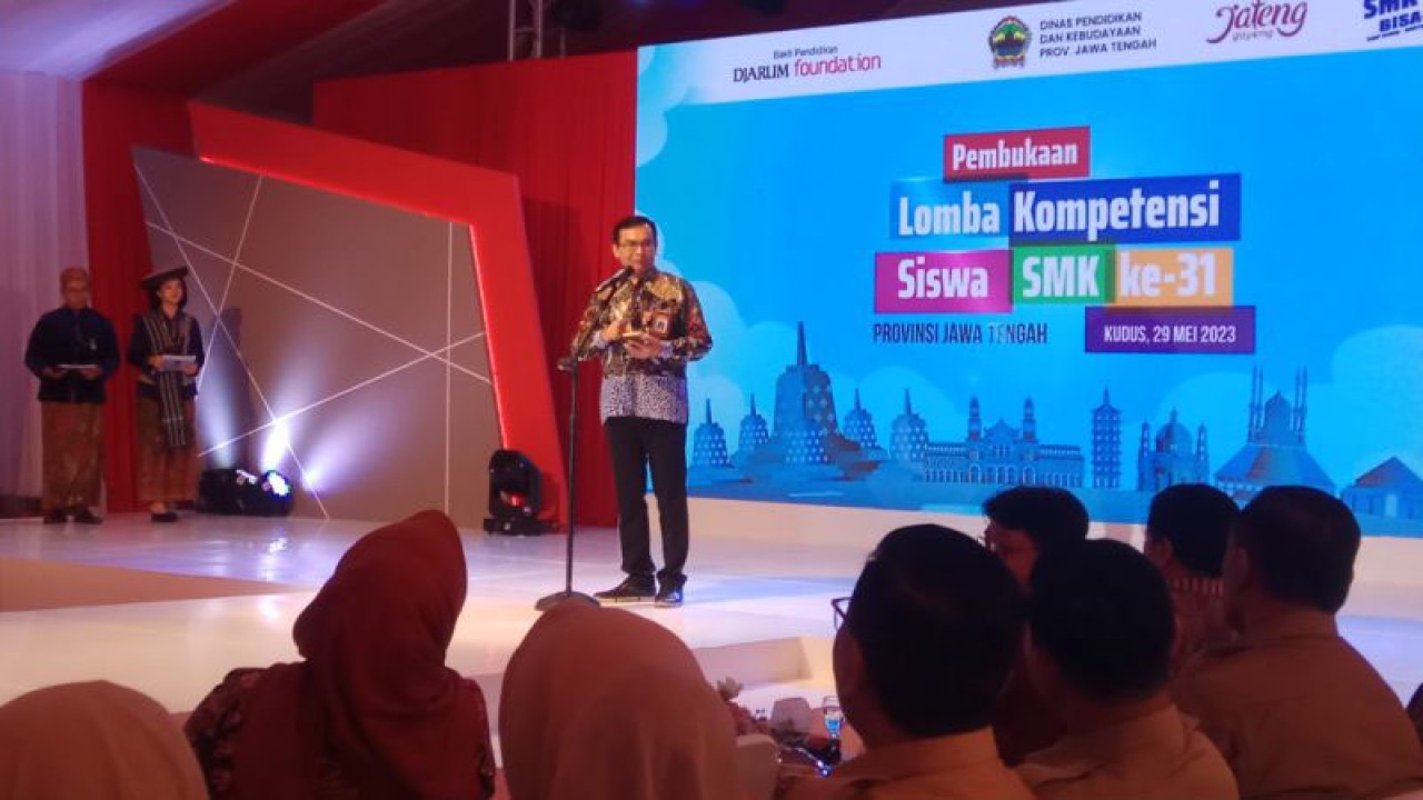 Direktur Sekolah Menegah Kejuruan (SMK) Kemendikbudristek Wardani Sugiyanto saat menyampaikan sambutan pada acara pembukaan Lomba Kompetisi Siswa (LKS) SMK ke-31 Provinsi Jateng di SMK Raden Umar Said (RUS) Kudus, Jawa Tengah, Senin (29/5/2023). (ANTARA/Akhmad Nazaruddin Lathif)