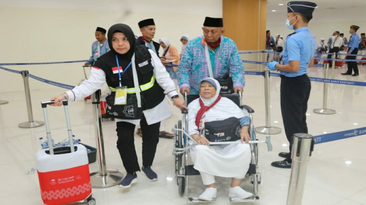 Calon jamaah haji yang diberangkatkan dari Bandara Kertajati, Kabupaten Majalengka, Jawa Barat, Minggu (28/5/2023). ANTARA/HO-Ditjen Perhubungan Udara Kemenhub