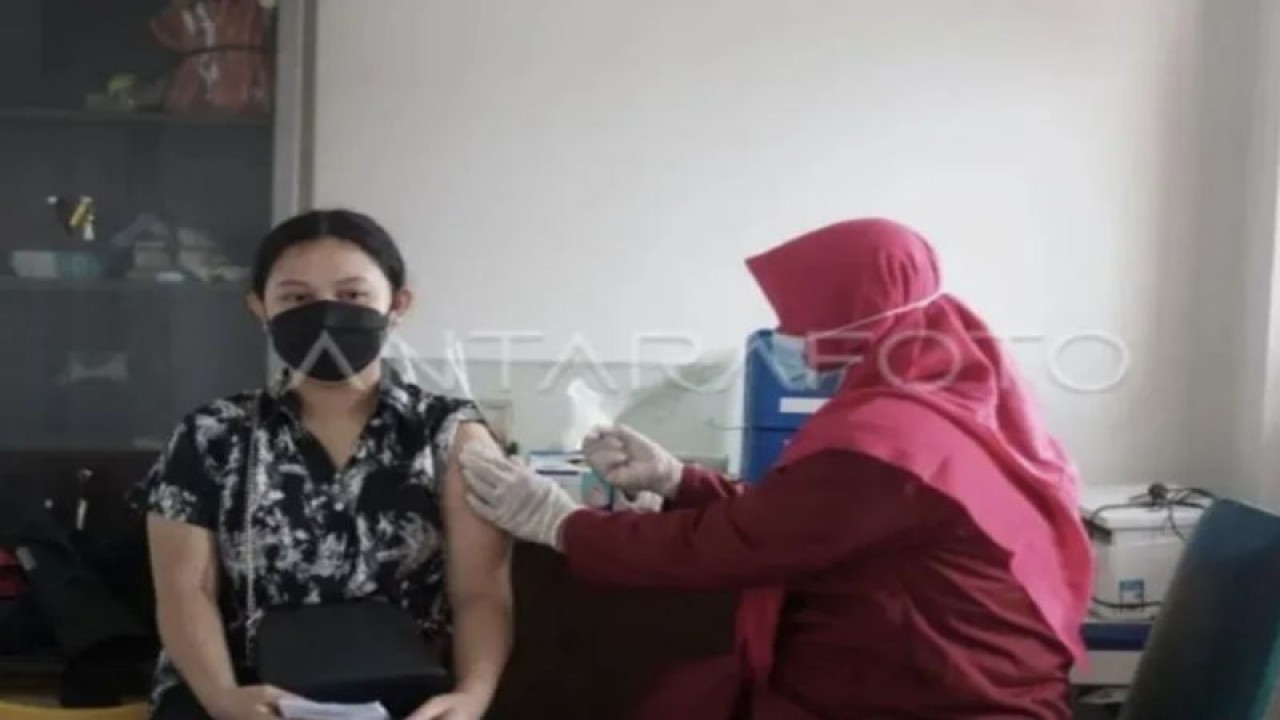 Ilustrasi - Petugas medis Puskesmas Setabelan menyuntikkan vaksin penguat dosis kedua kepada warga saat vaksinasi keliling di Pasar Legi, Solo, Jawa Tengah, Kamis (2/2/2023). (ANTARA FOTO/Mohammad Ayudha/aww).