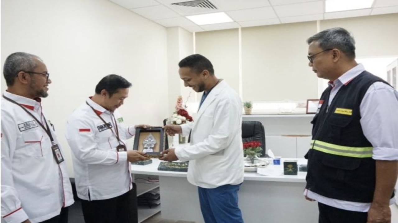 Kepala Daerah Kerja (Daker) Madinah Zainal Mutaqin didampingi Kepala Seksi Kesehatan Haji Indonesia Daker Madinah Thafsin Alfarizi beserta tim pelayanan medis melakukan kunjungan di Rumah Sakit Arab Saudi pada Kamis (25/5/2023). (ANTARA/HO-Kemenkes).