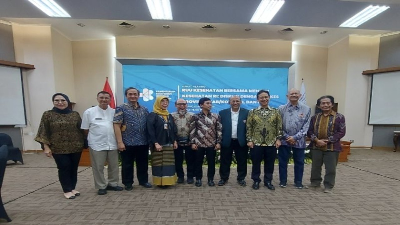 Menteri Kesehatan Budi Gunadi Sadikin (ketiga kanan) berpose dengan jajaran pengurus PB Ikatan Dokter Indonesia dalam agenda Public Hearing RUU Kesehatan di Gedung Kemenkes Jakarta, Jumat (17/3/2023). (FOTO ANTARA/Andi Firdaus).