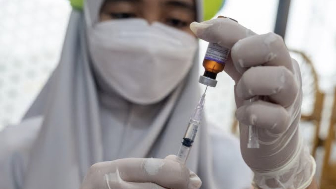 Kemenkes Minta Nakes Tak Ragu Lakukan Imunisasi Ganda