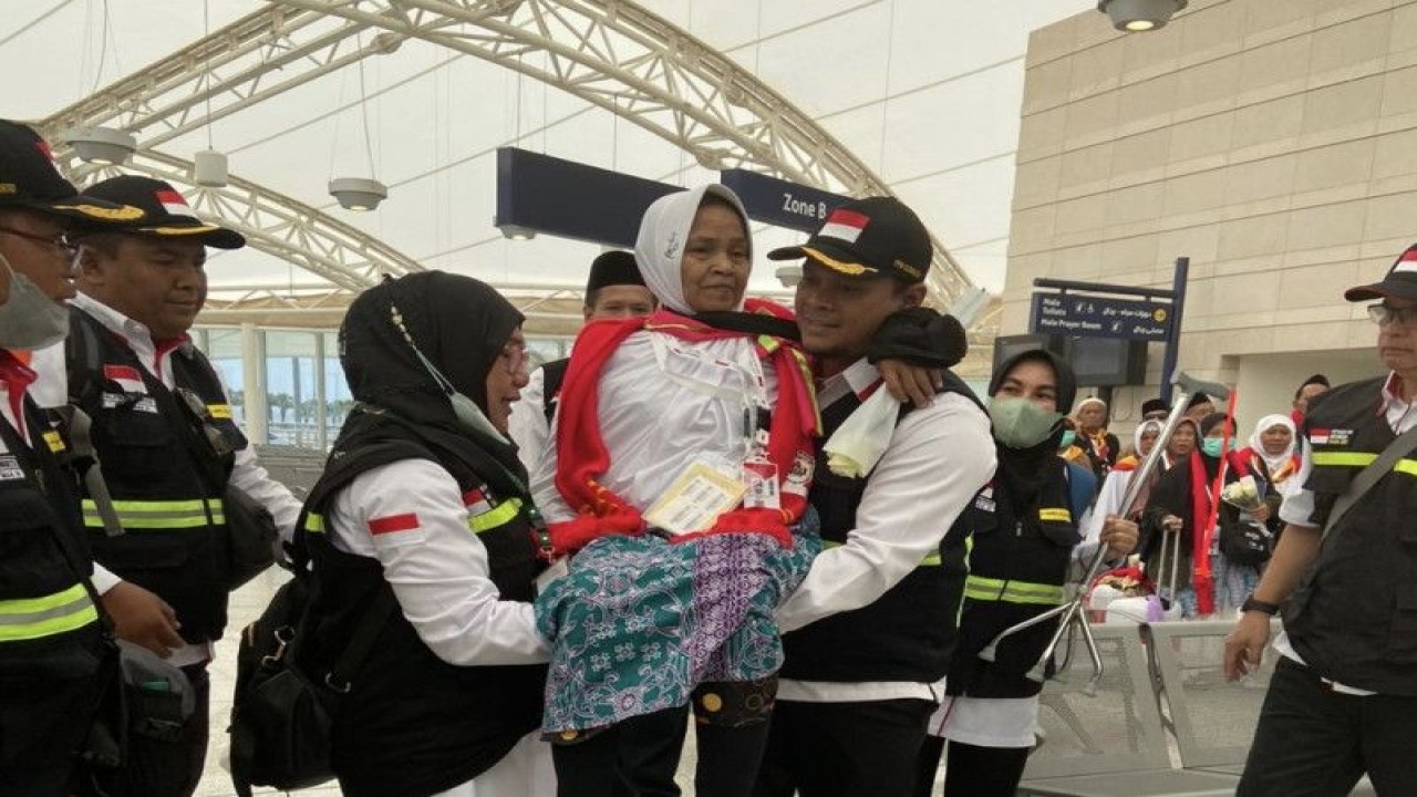 Tim Kesehatan Bandara Kemenkes RI menggendong peserta calon haji yang mengalami masalah kesehatan di Bandara Internasional Pangeran Mohammad bin Abdul Aziz Madinah, Rabu (24/5/2023). (ANTARA/HO-Kemenkes).