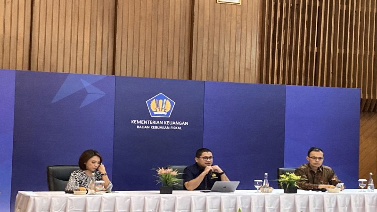 Kepala BKF Febrio Nathan Kacaribu (tengah) memberikan pemaparan dalam acara Arah Ekonomi dan Kebijakan Fiskal Tahun 2024 di Jakarta, Rabu (31/5/2023). (ANTARA/Imamatul Silfia)