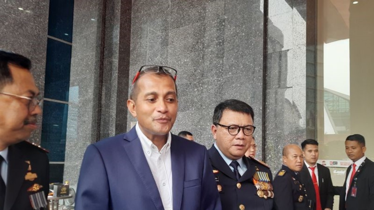 Wakil Menteri Hukum dan HAM (Wamenkumham) Edward Omar Syarif Hiariej di Kantor Kementerian Hukum dan HAM, Jakarta, Selasa (2/5/2023). (ANTARA/Narda Margaretha Sinambela)