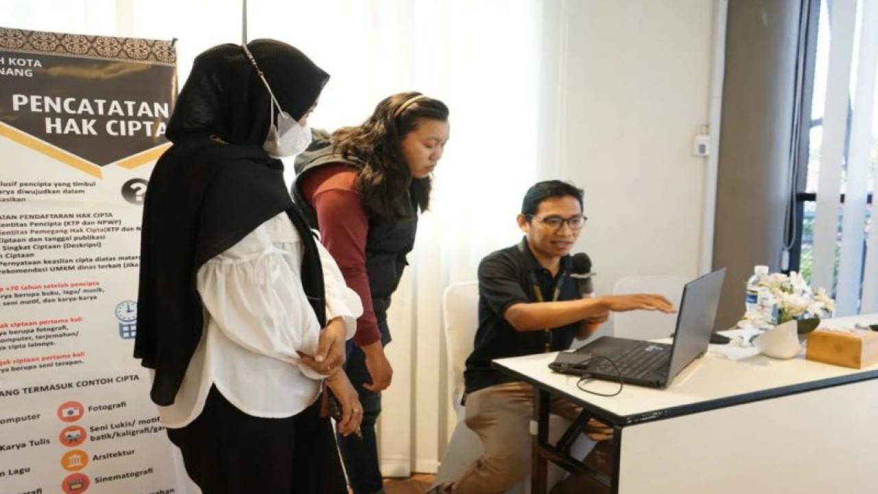 Petugas Kemenkumham Kepri menjelaskan prosedur pendaftaran kekayaan intelektual (KI) kepada masyarakat. (ANTARA/HO-Kanwil Kemenkumham Kepri)
