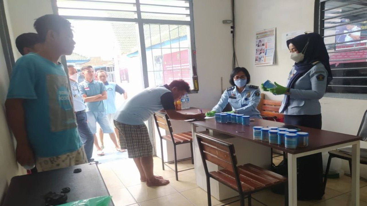 Kemenkumham Lampung tes urine 15 napi dan lima petugas Lapas Kalianda (ANTARA/HO)