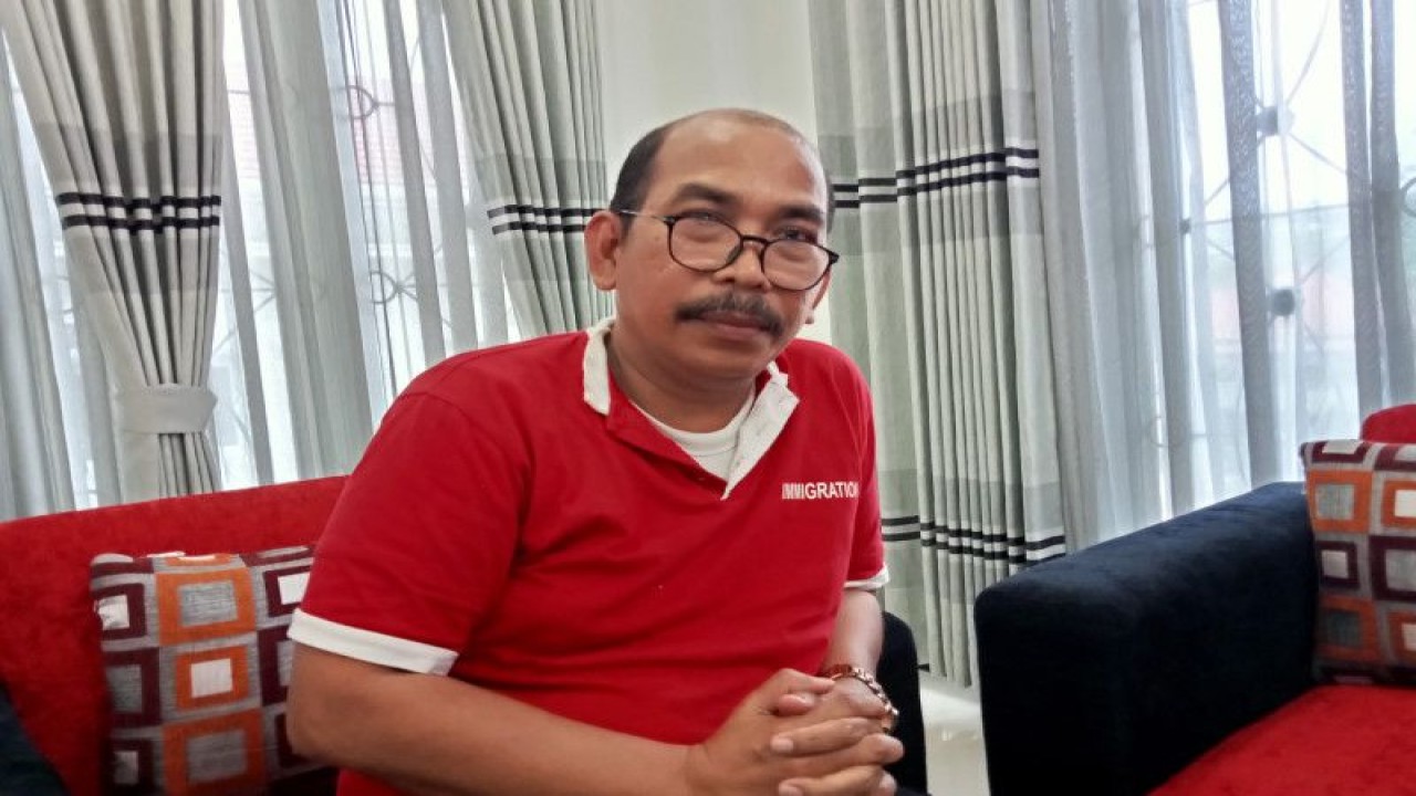 Kepala Divisi Keimigrasian Kanwil Kemenkumham Papua Barat Victor Manurung saat diwawancarai ANTARA di Manokwari, Jumat (19/5/2023). ANTARA/Fransiskus Salu Weking