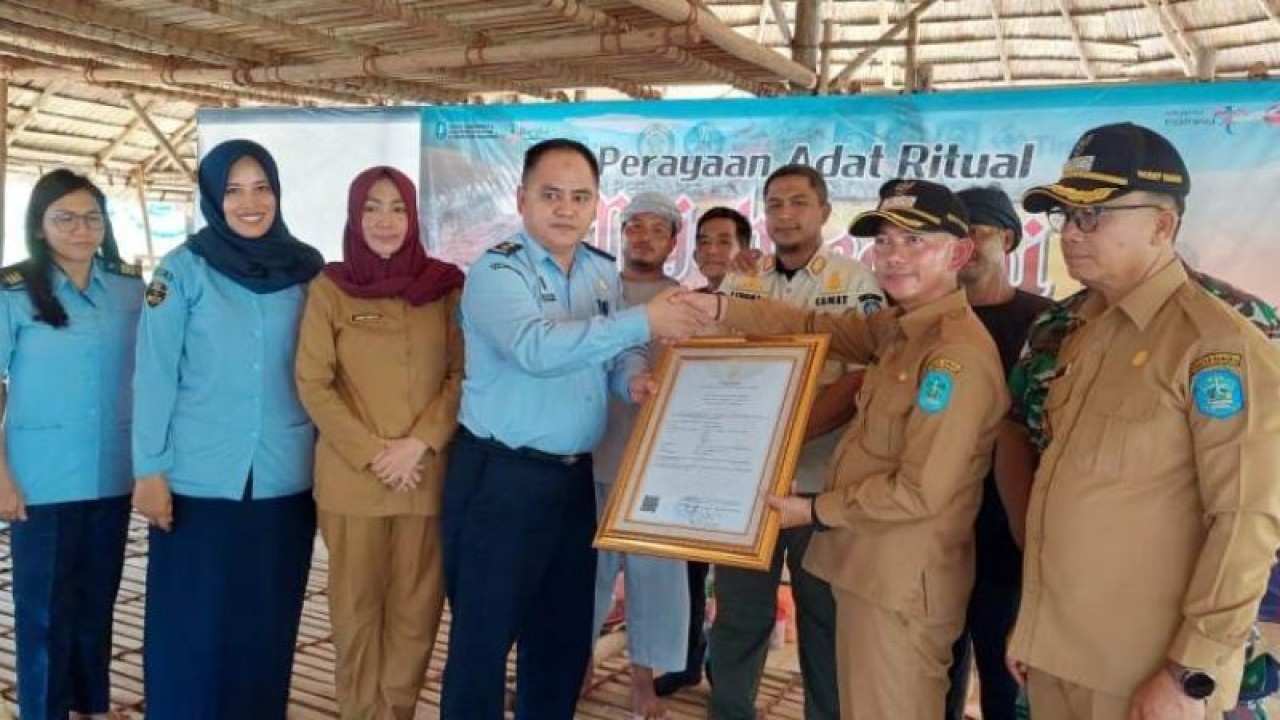 Kanwil Kemenkumham Provinsi Kepulauan Bangka Belitung menyerahkan surat pencatatan Kekayaan Intelektual Komunal (KIK) Upacara Adat Nujuh Jerami kepada Bupati Bangka Mulkan di Sungailiat, Kamis. (Humas)