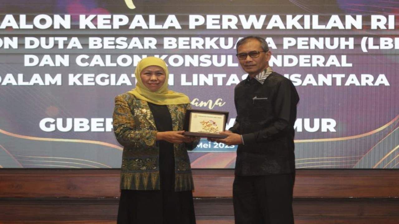 Gubernur Jatim Khofifah Indar Parawansa menyerahkan cendera mata kepada calon Duta Besar RI untuk Rumania dan Moldova Meidyatama Suryodiningrat dalam kegiatan "Lintas Nusantara" digelar Kemenlu di Gedung Negara Grahadi Surabaya, Selasa (23/5/2023) malam. (ANTARA/Moch Asim)