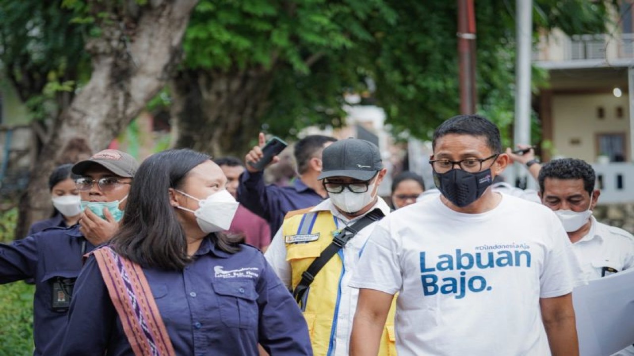 Menteri Pariwisata dan Ekonomi Kreatif Sandiaga Salahuddin Uno (kanan) dan Direktur Utama BPOLBF Shana Fatina (kiri) di Labuan Bajo, Manggarai Barat, NTT. (ANTARA/HO-BPOLBF)