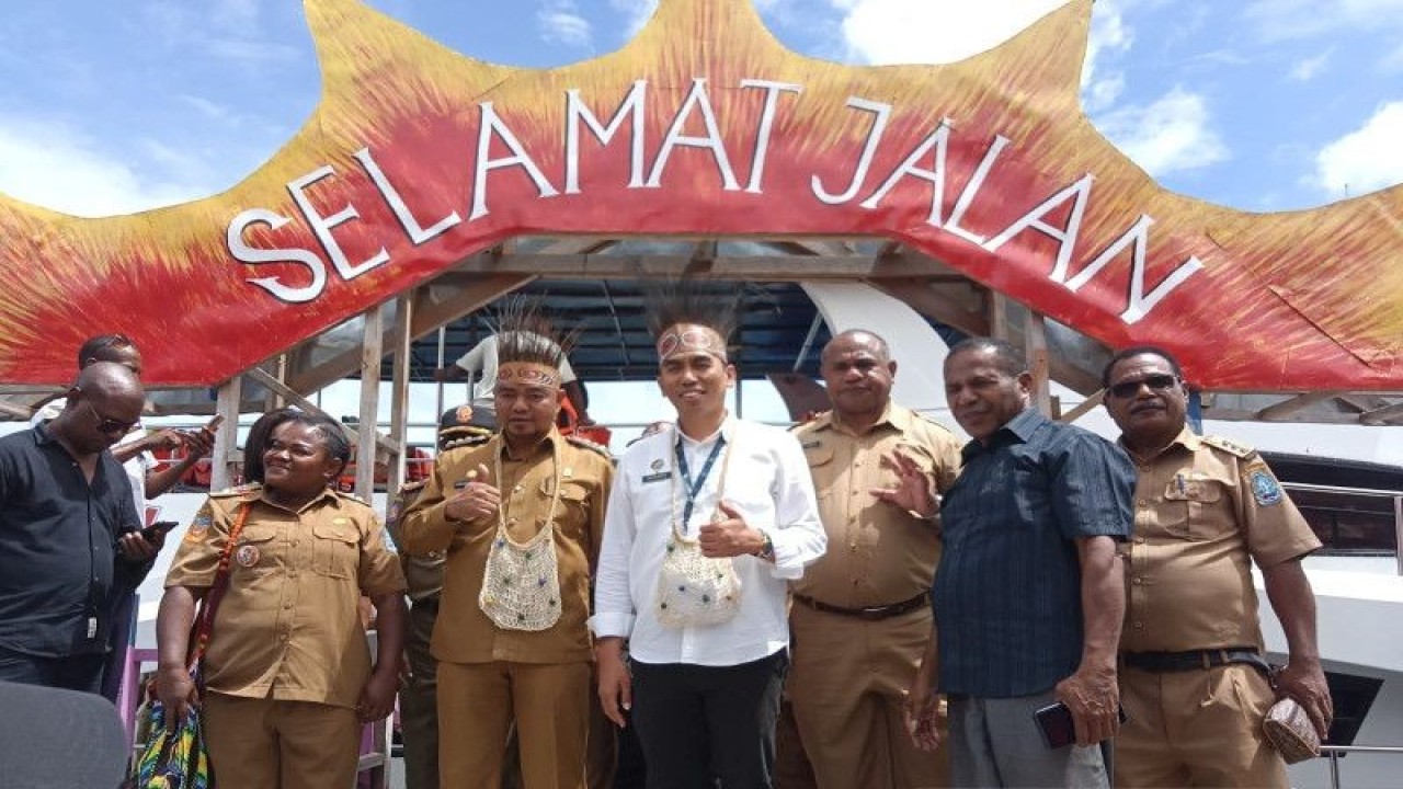 Direktur Pemasaran Pariwisata Nusantara Kemenparekraf RI Dwi Marhen Yono saat berkunjung ke Kampung Asei di Distrik Sentani Timur Kabupaten Jayapura, Papua. (ANTARA/Agustina Estevani Janggo)
