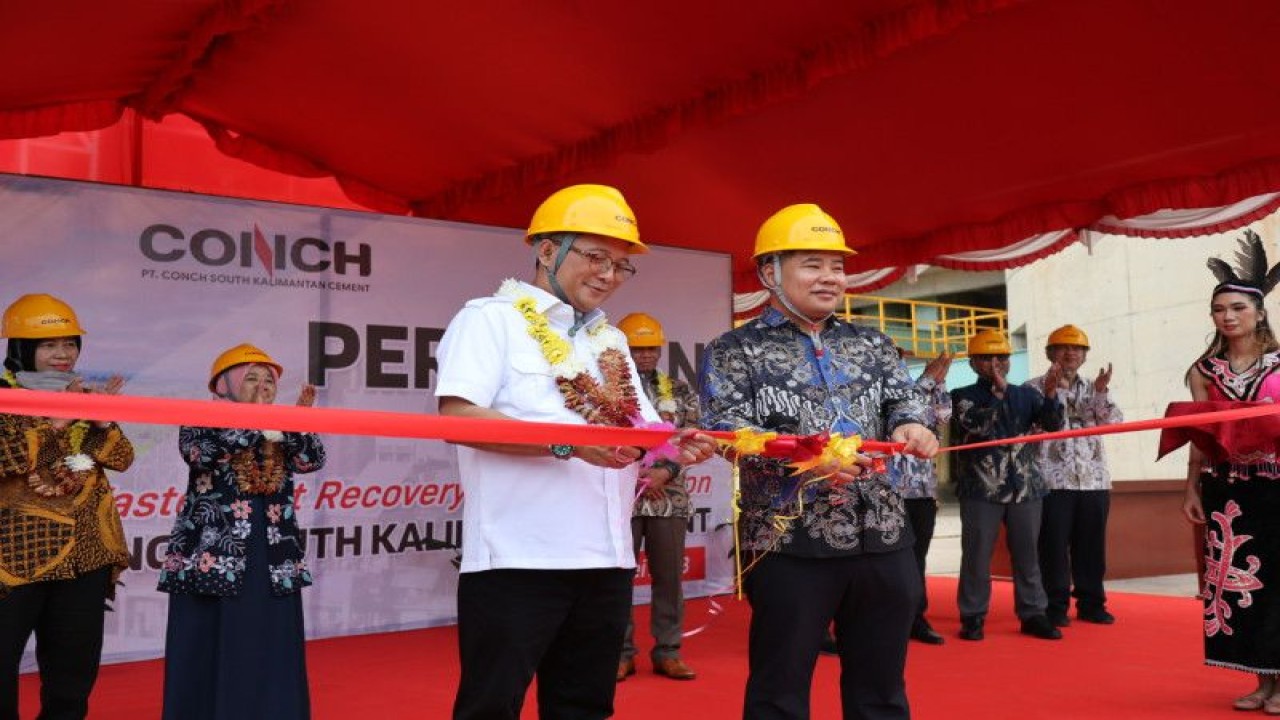 Kepala Badan Standardisasi dan Kebijakan Jasa Industri (BSKJI) Kementerian Perindustrian, Doddy Rahadi (kiri) menggunting pita tanda peresmian proyek WHRPG di pabrik semen PT Conch South Kalimantan Cement (CSKC), Kabupaten Tabalong, Kalimantan Selatan, Selasa (16/5/2023). (ANTARA/HO Kementerian Perindustrian)