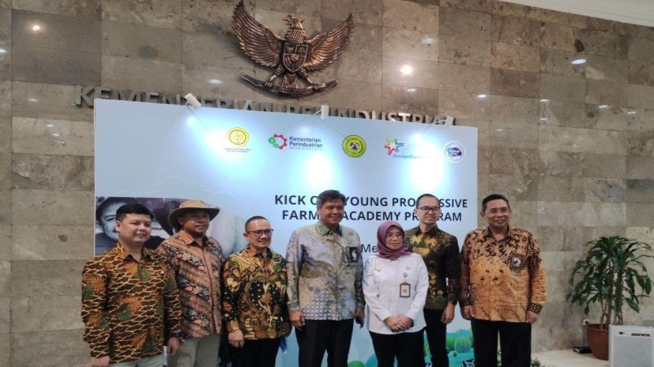 Direktur Jenderal Industri Agro Kemenperin Puti Juli Ardika (tengah) dan Corporate Affairs Director PT Frisian Flag Indonesia Andrew F. Saputro (kedua kanan) dalam Kick Off Program Young Progressive Farmer Academy di Jakarta, Rabu (31/5/2023). (ANTARA/Ade Irma Junida)