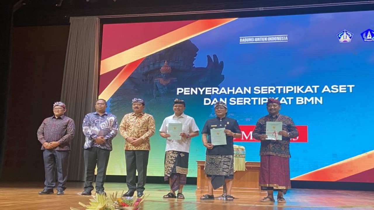 Menteri ATR/BPN Hadi Tjahjanto saat menyerahkan sertifikat tanah dan deklarasi kabupaten lengkap di Badung, Bali, Kamis (25/5/2023). ANTARA/Ni Putu Putri Muliantari
